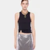 Siyah, markanın imzası olan piercing detaylı tank top