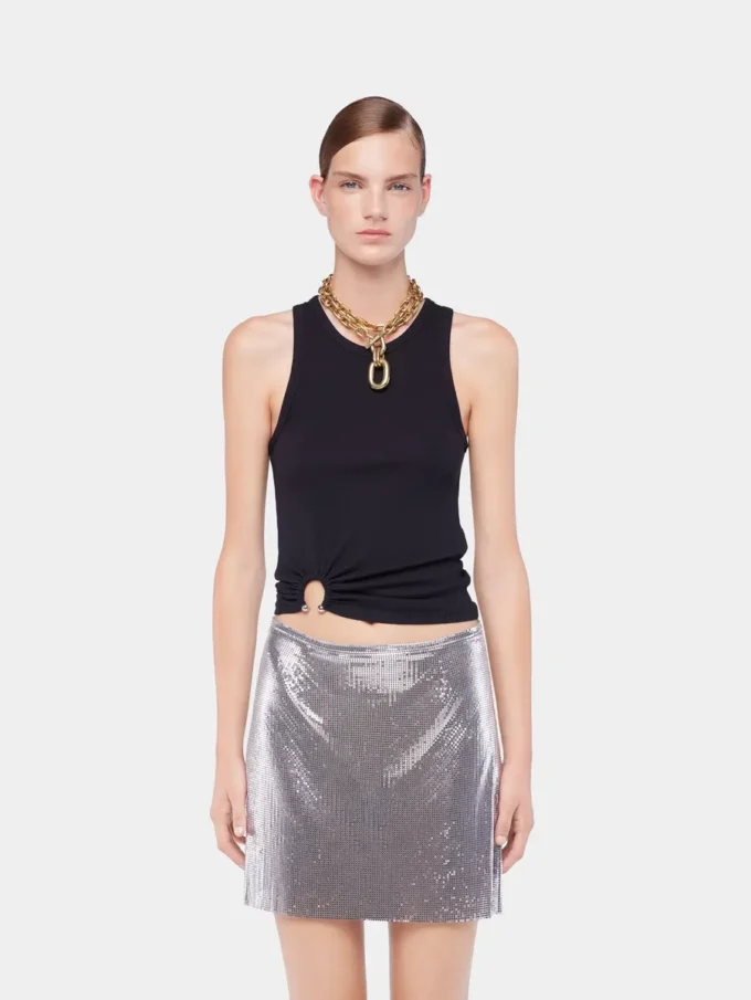 Siyah, markanın imzası olan piercing detaylı tank top