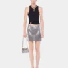 Siyah, markanın imzası olan piercing detaylı tank top