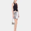 Siyah, markanın imzası olan piercing detaylı tank top