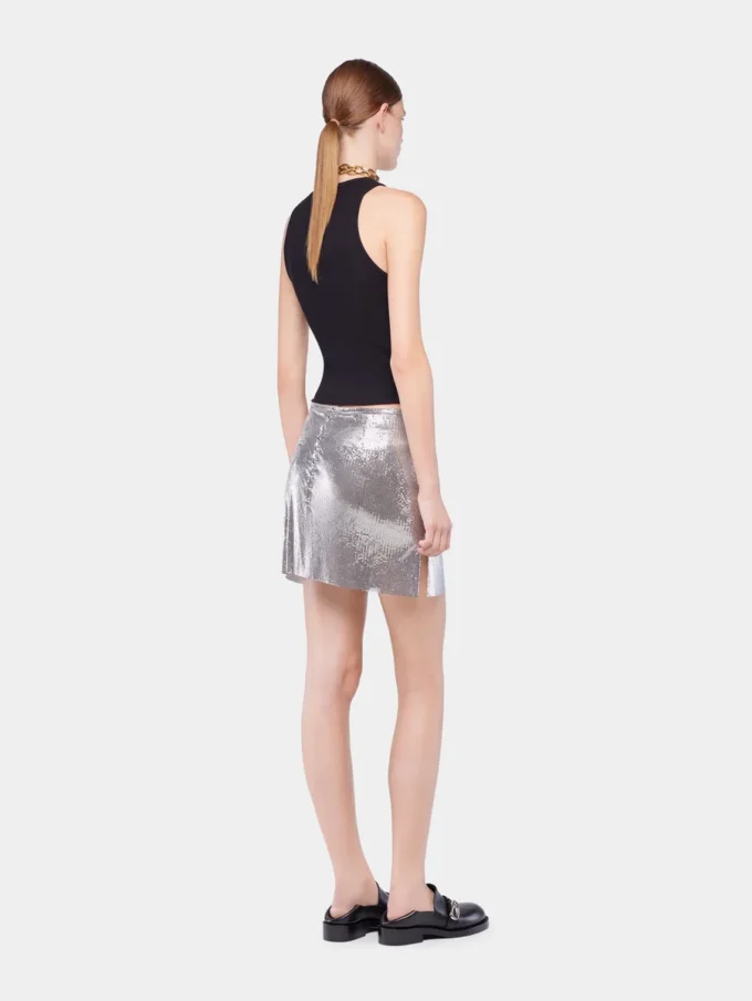 Siyah, markanın imzası olan piercing detaylı tank top
