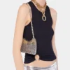 Siyah, markanın imzası olan piercing detaylı tank top