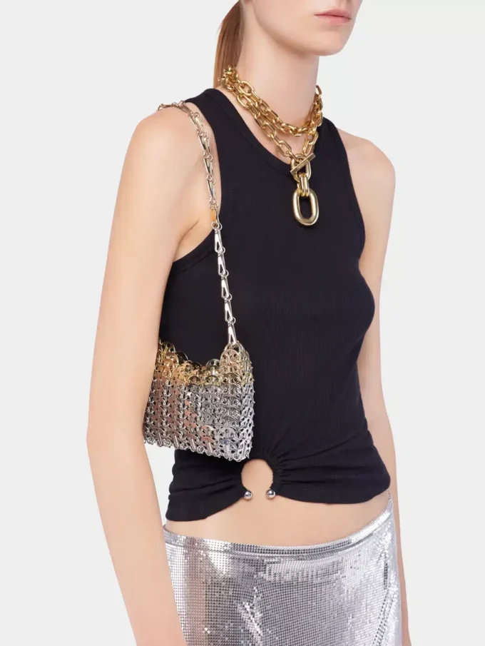 Siyah, markanın imzası olan piercing detaylı tank top
