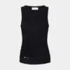 Siyah, markanın imzası olan piercing detaylı tank top