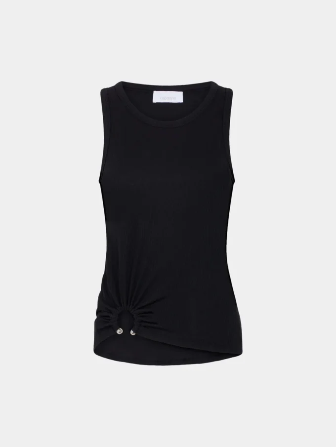 Siyah, markanın imzası olan piercing detaylı tank top