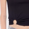 Siyah, markanın imzası olan piercing detaylı tank top