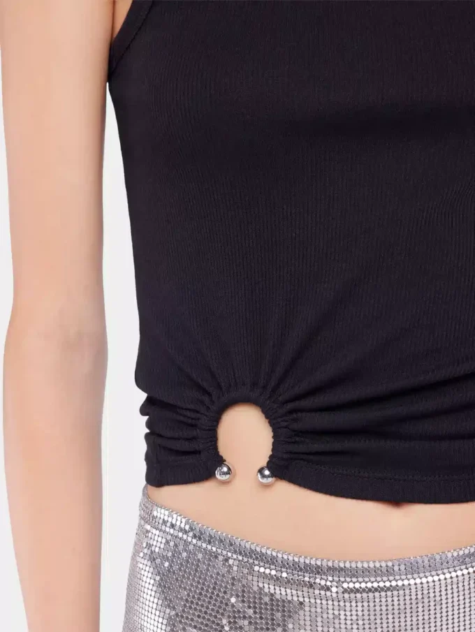 Siyah, markanın imzası olan piercing detaylı tank top