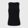 Siyah, markanın imzası olan piercing detaylı tank top