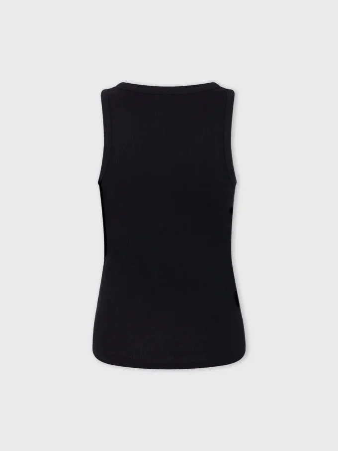 Siyah, markanın imzası olan piercing detaylı tank top